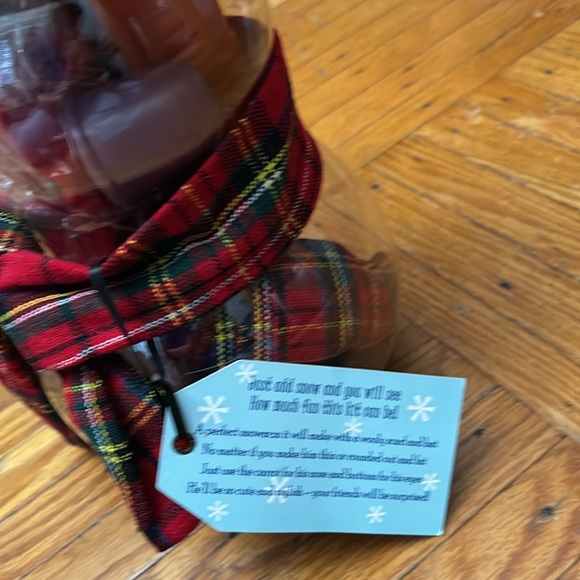 A set of snow-person accessories in a container - Picture 4 of 6